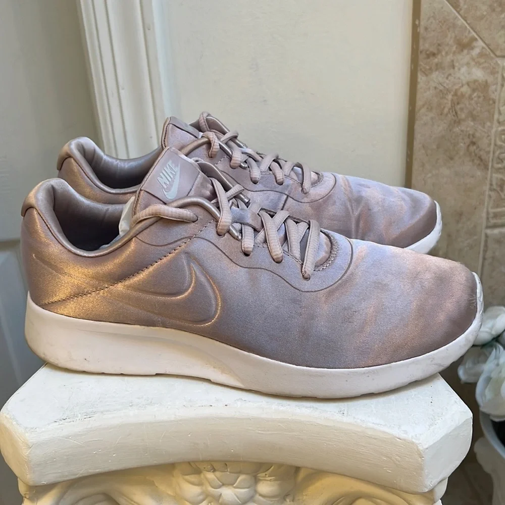 NIKE TANJUN PINK SATIN RUNNING SNEAKER